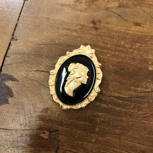 Broche Amuleto Preto e Dourado - 12818